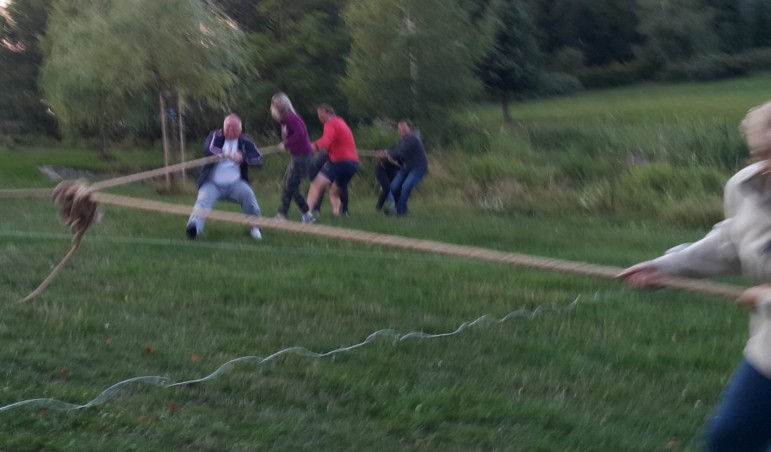 Skupinové přetahování na laně