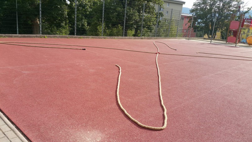 Skupinové přetahování na laně