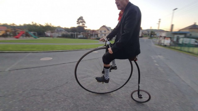 Výuka jízdy na vysokém kole...