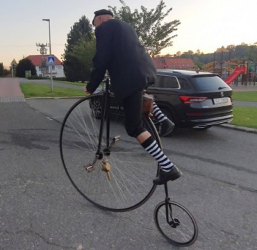 Výuka jízdy na vysokém kole...