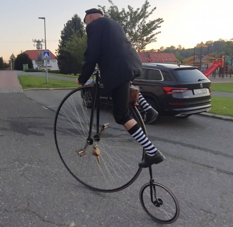 Výuka jízdy na vysokém kole...